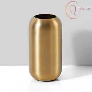 Jarrón Decorativo Moderno de Metal para Mesa con Diseño Atemporal, Perfecto para Realzar la Decoración de Mesas y Estantes - Product Image 6