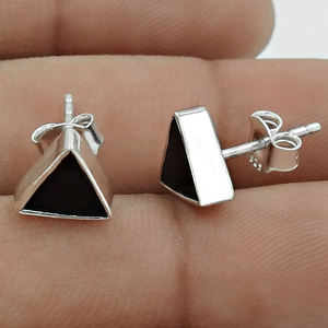 Beau cadeau pour elle Fine Jewelry Women Elegant Unique Natural Black Onyx Gemstone Triangle Stud Earrings 925 Sterling Silver - Product Image 4