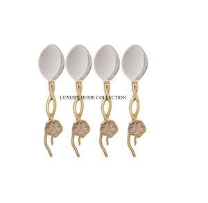 Ensemble de couverts en métal avec finition en acier inoxydable de qualité supérieure pour une restauration raffinée, doté d'un design élégant et d'une prise en main confortable - Product Image 1