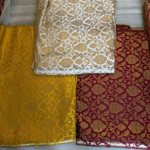 Brocado de seda Banarasi indio tradicional tejido a mano en telares especiales en Varanasi, tela de seda al por mayor de India - Product Image 1