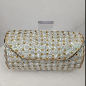 Pochette élégante et portable en perles et strass blanches, faite à la main, idéale pour les créateurs d'accessoires de mode - Product Image 2