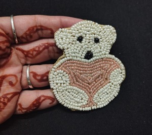 Broches pour femmes avec chien mignon, faites à la main, brodées à la main, avec des perles facettées personnalisées, best-seller, avec dos en daim - Product Image 1