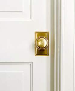 ลูกบิดประตูทองเหลืองขัดเงา สร้างสรรค์เพื่อพื้นที่อยู่อาศัยที่หรูหราและดีไซน์บ้านที่ทันสมัย พร้อมผิวสัมผัสเรียบเนียน - Product Image 3