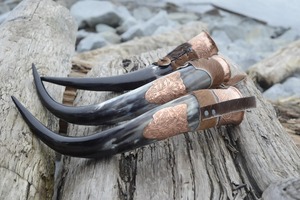 Cuerno de cerveza vikingo pulido extra grande hecho de cuerno de vaca real con soporte de madera desmontable y borde de latón para los amantes del hidromiel - Product Image 5