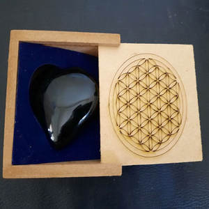 Agate noire en forme de cœur gonflé, pierre précieuse écologique faite à la main, guérison des chakras avec boîte cadeau en bois gravée en provenance d'Inde - Product Image 1