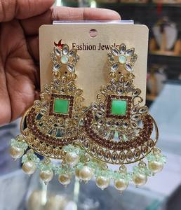 ต่างหูแบบอินเดียโบราณทันสมัย ชุบทอง ประดับเพชรซิร์คอน พร้อมดอกไม้ประดับมุกเทียม สำหรับผู้หญิงและเด็กผู้หญิงในงานแต่งงาน - Product Image 4