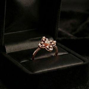 แหวนเพชรทองคำ 14K สีโรสโกลด์ สไตล์วินเทจ ดีไซน์ดอกไม้ ประดับเพชรแบบหนามเตย เหมาะสำหรับงานหมั้นหรือวันครบรอบ - Product Image 1