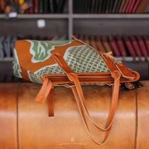 Elegante Bolso Tote de Cuero Batik Indonesio para Mujer con Cuero Vacuno de Grano Completo y Diseño de Cremallera Segura - Product Image 4