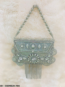 Pochette de soirée artisanale de créateur pour femme, style sophistiqué avec cristaux métalliques, incarnant une élégance intemporelle - Product Image 2