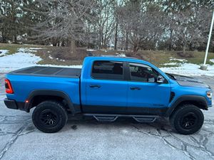 รถ SUV ปี 2022 รุ่น Rarm 1500 TRX เครื่องยนต์ Hemi V8 แบบดูดอากาศธรรมชาติ ขับเคลื่อน 4 ล้อ สีฟ้าไฮโดรบลูเพิร์ล เกียร์อัตโนมัติ หลังคาซันรูฟแบบพาโนรามา ไมล์น้อย พร้อมส่ง - Product Image 5