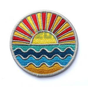 Patch brodé personnalisé sur mesure en gros, nouvelle arrivée, vente chaude, patch brodé adhésif avec bordure Merrow - Product Image 2