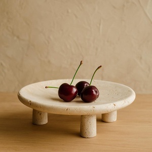 Elegante Soporte para Tartas de Piedra Travertino con Tres Patas Resistentes, Perfecto para Exhibir Postres y Decoración con Estilo, Diseño Natural Hecho a Mano - Product Image 1