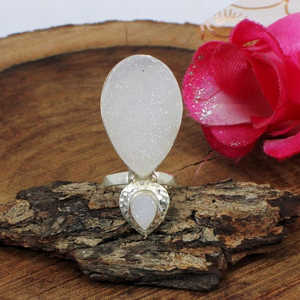 แหวนเงินแท้ประดับด้วยพลอยดรูซี่สีขาว ขนาด 30x19 มม. และ 8x6 มม. น้ำหนัก 9.34 กรัม พลอยเม็ดเดี่ยวทรงหรูหรา - Product Image 3