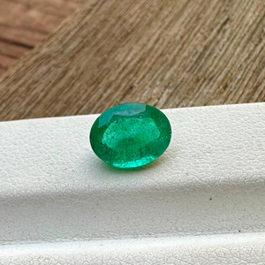 Esmeralda zambiana natural Buen brillo de color Piedra preciosa de corte ovalado suelto de 1,79 quilates para la fabricación de joyas Esmeralda natural 9X7mm. - Product Image 1