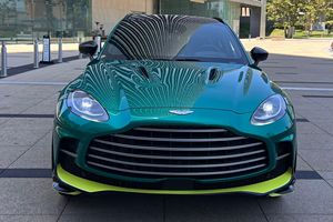 Aston Martin DBX 707 SUV 2024 Usado, Motor V8 Twin-Turbo de 4.0L, Tracción en las Cuatro Ruedas (AWD) - Product Image 4