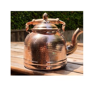 Bouilloire en cuivre utilitaire de tous les jours avec une structure de charme et de qualité conçue pour les maisons de caractère au tarif de vente - Product Image 2