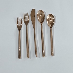 Ensemble de couverts en acier inoxydable en forme de larme, plaqué or rose PVD, manche martelé, cuillère et fourchette - Product Image 6