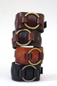 Bracelet manchette large style punk vintage fait à la main en cuir véritable tressé bracelets à breloques à la mode pour hommes et femmes - Product Image 5