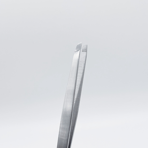 Pinza de Cejas de Acero Inoxidable de la Mejor Calidad con Punta Inclinada y Acabado Mate - Product Image 6