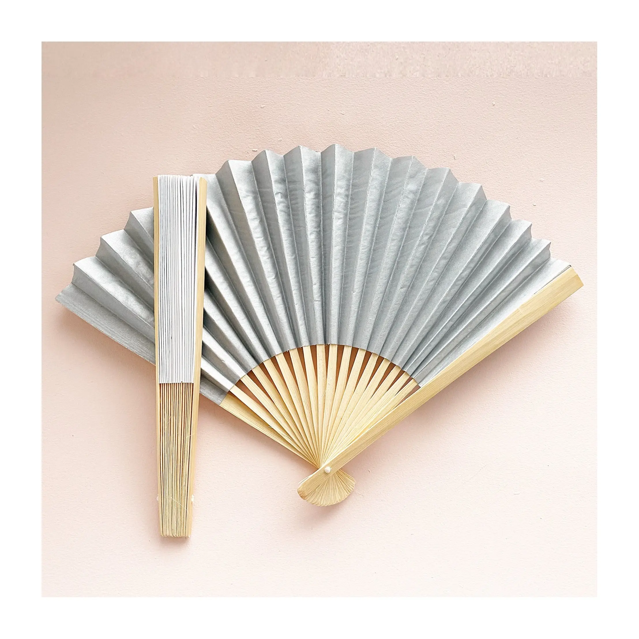 Изготовленный на заказ дизайн складной ручной бамбуковый бумажный Шелковый веер ручной работы для вечеринки Свадебный декор