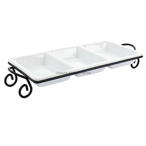 Élégant plateau de service rond rouge festif avec motif floral blanc et poignées dorées pour friandises et décorations de vacances - Product Image 4