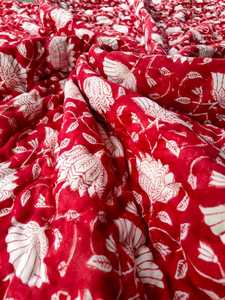 Couverture en coton biologique imprimée à la main avec des motifs floraux rouges, réversible, couverture indienne Razai - Product Image 2