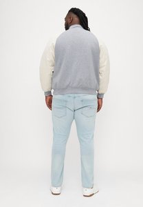 Chaqueta Varsity para Hombre, Chaqueta de Invierno Cálida con Mangas de Béisbol, Chaqueta de Invierno Elegante para Hombre, Fabricante en Pakistán - Product Image 5