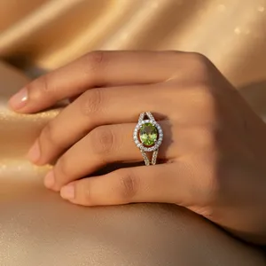 Anillo de cóctel ovalado Glam con peridoto, chapado en oro de 18 quilates, plata 925, joyería de compromiso para mujer, piedra de nacimiento de agosto, engaste pavé - Product Image 1