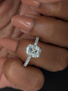 Anillo de Compromiso Clásico de Oro Blanco Sólido de 10K/14K con Diamante Cultivado en Laboratorio de Corte Cojín de 2 Quilates, Regalo de Boda para Mujer, Anillo de Diamantes - Product Image 5