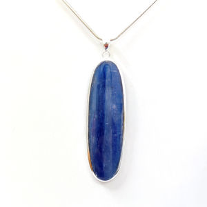 Pendentif ovale long artisanal en cyanite bleue, argent sterling 925, bijou fin et simple, à porter au quotidien, cadeau pour femme - Product Image 1