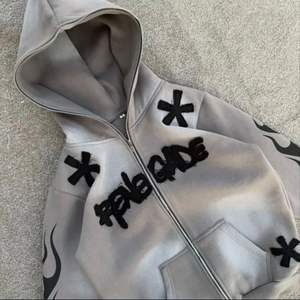 Sudadera con Capucha de Alta Calidad 360GSM con Lavado Ácido, Estilo Urbano, Bajo sin Rematar, Bordado Funcional Desgastado, Cremallera, Esencial de Invierno, Secado Rápido - Product Image 4