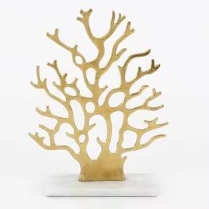 Sculpture en métal de style corail doré avec base blanche, créant un accent décoratif haut de gamme pour les maisons modernes et le style d'intérieur - Product Image 1