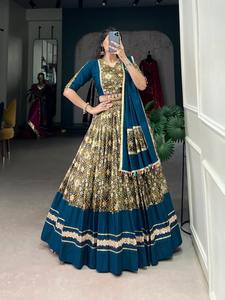 Tenue de créateur fantaisie à feuilles persistantes haute sur demande Dola soie rayonne Lehenga Choli & Dupatta avec imprimé avec feuille de travail à vendre - Product Image 3