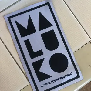 Étiquettes de cou en satin polyester damassé avec logo de marque personnalisé étiquettes tissées avec pli d'extrémité pour vêtements vêtements fer à repasser au dos - Product Image 2