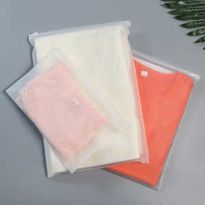 ถุงซิปล็อคพลาสติกแบบ<span class=keywords><strong>ด</strong></span>้านสำหรับ<span class=keywords><strong>เสื้อ</strong></span>ผ้า พิมพ์โลโก้ได้ ผลิตจาก CPE ย่อยสลายได้ทางชีวภาพ พร้อมซิปเลื่อน PE ปิ<span class=keywords><strong>ด</strong></span>ผนึกได้ ใช้สำหรับบรรจุภัณฑ์เสื้อผ้า - Product Image 5
