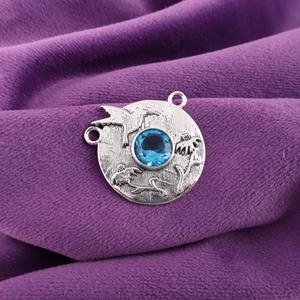 Colgante de medallón con colibrí grabado y topacio azul suizo de corte redondo, engastado en bisel, chapado en plata 925, para ocasiones especiales - Product Image 3