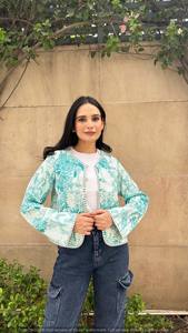 Chaqueta de algodón acolchada hecha a mano para mujer, estampado floral, reversible y transpirable, temporada de invierno, con botones decorativos - Product Image 4