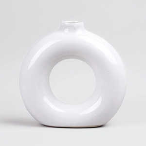 Vase en forme de donut minimaliste blanc, pot à fleurs en céramique et métal fait main pour table d'intérieur, décoration intérieure contemporaine INS - Product Image 1