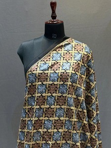 Sofisticado chal de lana de Cachemira bordado con bordado geométrico atrevido y ribete de flecos para formal e informal - Product Image 3