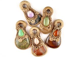 Mélange naturel de pierres précieuses en argile polymère visage concepteur fait à la main pierre précieuse de guérison cristal ethnique pendentif bijoux anciens pendentif pierre - Product Image 3