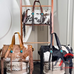 Bolsa de lona con flecos de cuero de vaca de lujo personalizada con manga de carrito Bolsa de gimnasio de moda Deportes durante la noche Bolsas de viaje de fin de semana - Product Image 1