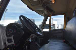 Camión Volquete de Plataforma DuraStar 4300 de 2014 con 220HP, Caja de Cambios Automática, Confiable para Construcción y Transporte Comercial - Product Image 2