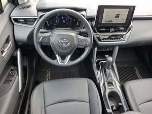 Toyota RAV4 Cross XLE AWD 2023 d'occasion en excellent état, sièges en cuir foncé, régulateur de vitesse adaptatif, prêt à rouler - Product Image 4