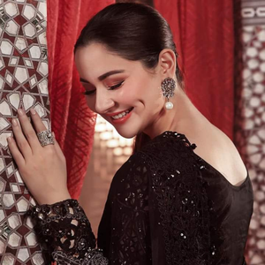 Robe longue de soirée de créateur pour femmes indiennes et pakistanaises, style boutique, avec applications brodées lourdes et plis, coupe trapèze ethnique - Product Image 6