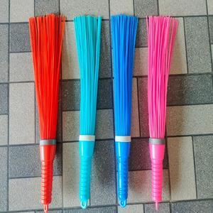 Balai en plastique à forte demande avec tête en PP et manche en plastique pour le nettoyage des planchers de bois franc Prix de gros pour l'exportation - Product Image 1