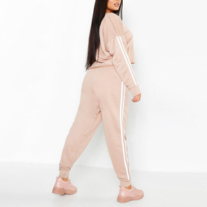 Ensemble de survêtement pour femme avec bandes latérales – Collection été 2023 – Tenue de sport abordable - Product Image 2