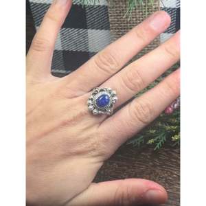 Anillo Freda Martinez Estilo Eternity de Plata de Ley con Lapislázuli, Engaste de Bisel, Diamante de Corte Ovalado, Bañado en Oro Rosa, Talla 7, Regalo Elegante - Product Image 2