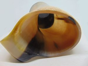 แก้วดื่มน้ำชาวไวกิ้งสีน้ำตาลไหม้พร้อมฐานฮอร์นสีดำสลักโลโก้เบียร์กาแฟและชา - Product Image 3