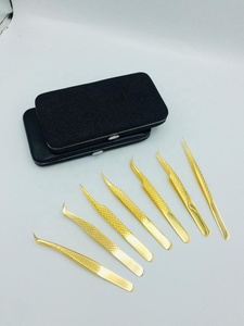 Pince à cils plaquée or 24 carats, droite et pointue, idéale pour l'isolation des bouquets de cils, avec étuis magnétiques - Product Image 1