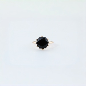 Anello Minimalista Unisex in Onice Nero e Oro, Design Geometrico Vintage, Gioiello Elegante per Uso Quotidiano e Regalo di Nozze - Product Image 2